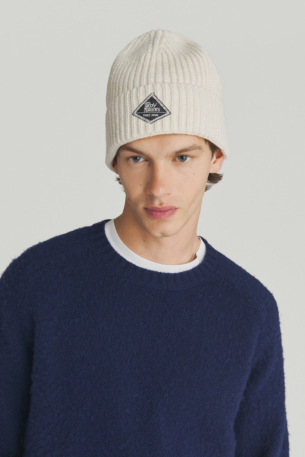 Cappello beanie unisex Roy Roger’s in maglia a coste off white con label in denim