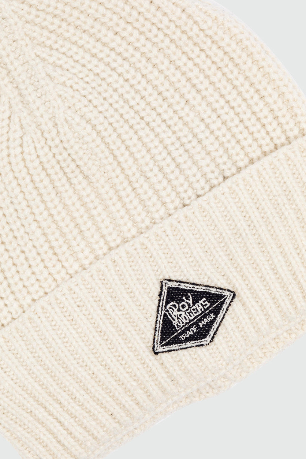 Cappello beanie unisex Roy Roger’s in maglia a coste off white con label in denim dettaglio